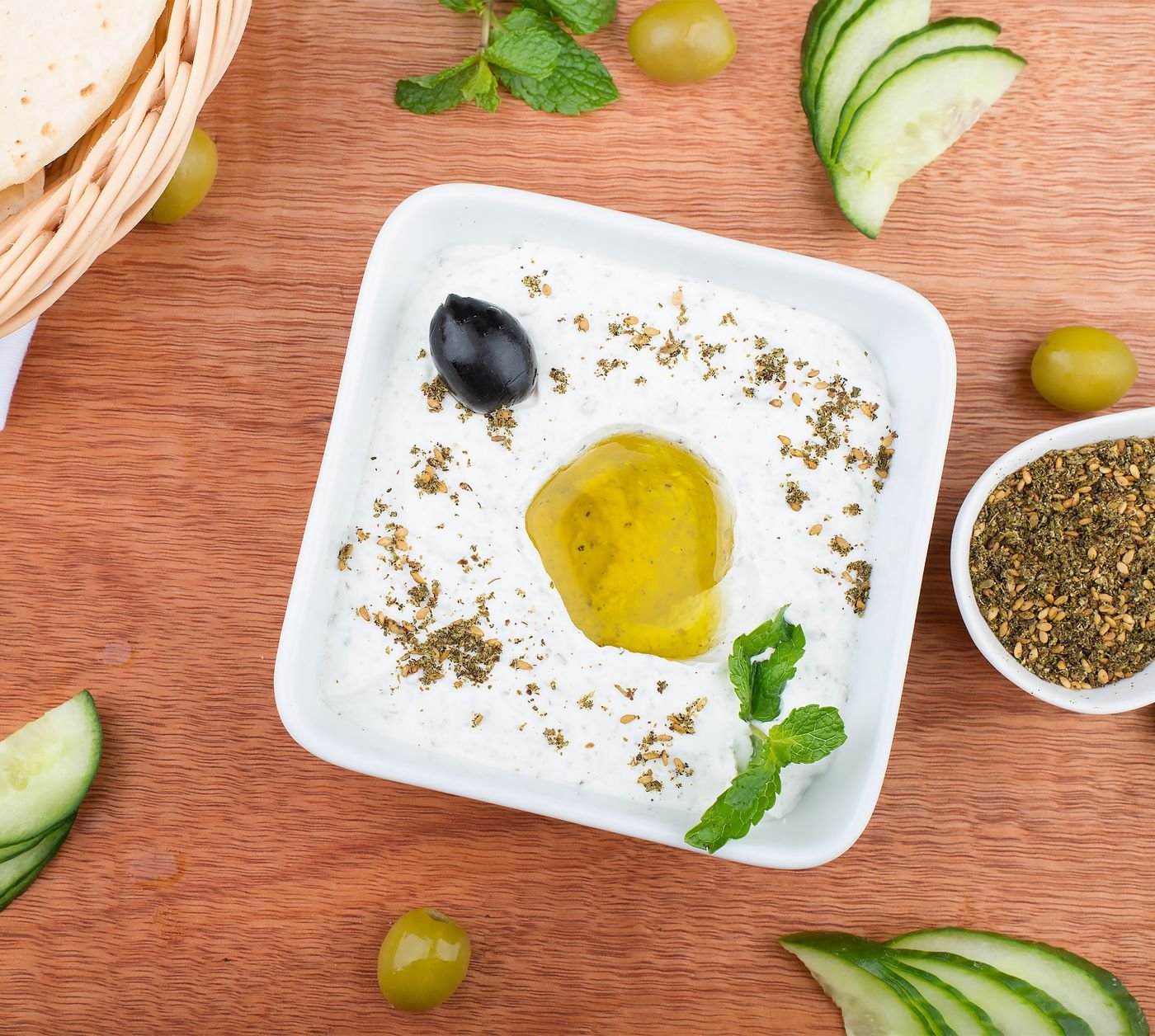 صورة توضيحية للبنة مع الزيتون والأعشاب